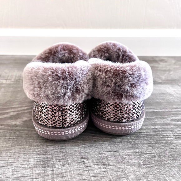 Skechers Women’s Metallic Rose Gold Pink Soft Slippers - Picture 3 of 5